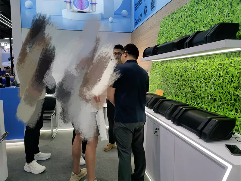 Canton Fair Day 1 Live! 홀 8.1 J16-17의 몰입 형 기술 경험